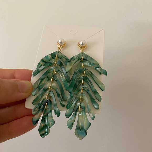 3/$30🖤 Green Acrylic Fern Leaf Pearl Earring Set - Picture 8 of 11